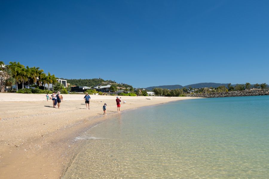 Airlie Beach beaches with a family on the shores