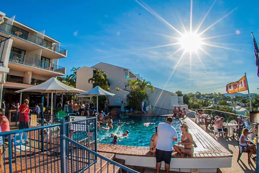 airlie beach yacht club restaurant