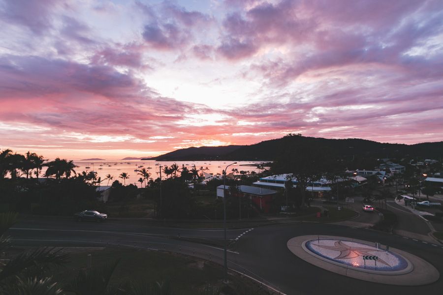 Airlie Beach Evening Whitsunday Official Gude