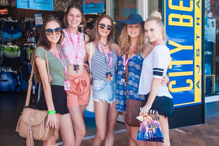 Group of Schoolies in Airlie Beach.