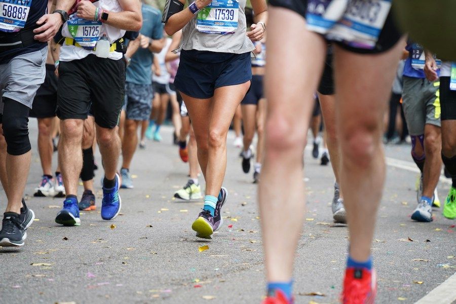 people running on the street in a marathon