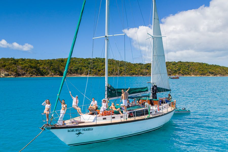 boat sailing through the whitsunday islands