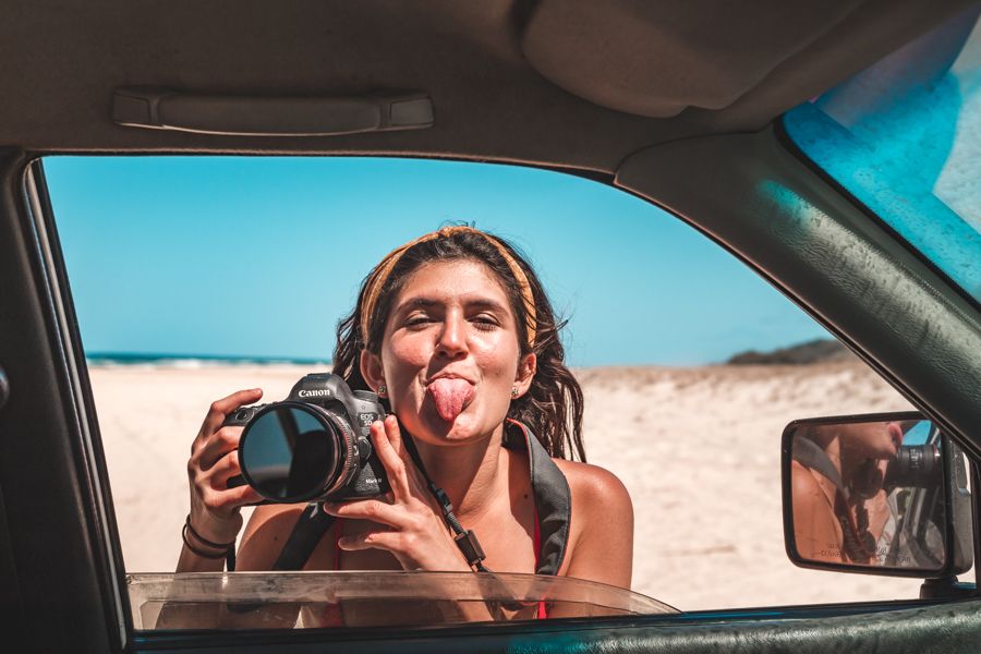 girl taking photo, 4wd